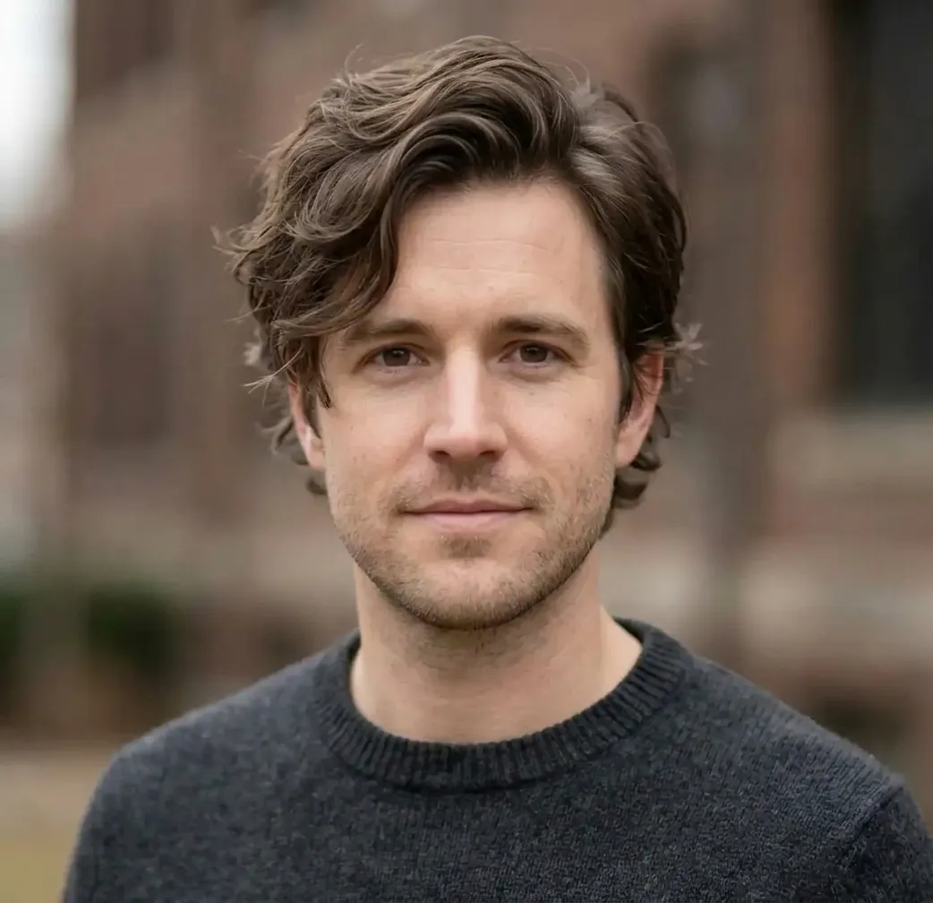 Wavy Side-Swept Pixie hairstyle for Men
