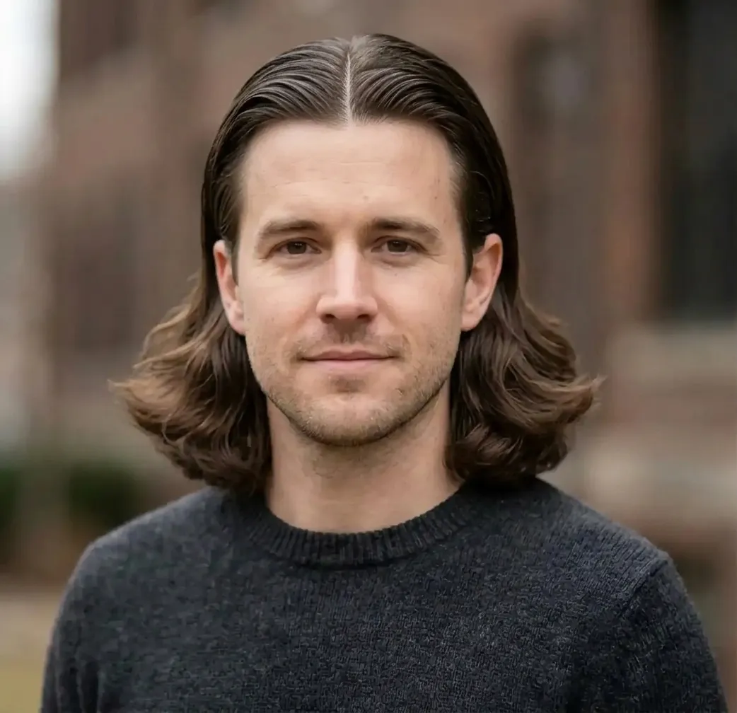 Slicked Wavy Flare hairstyle for Men