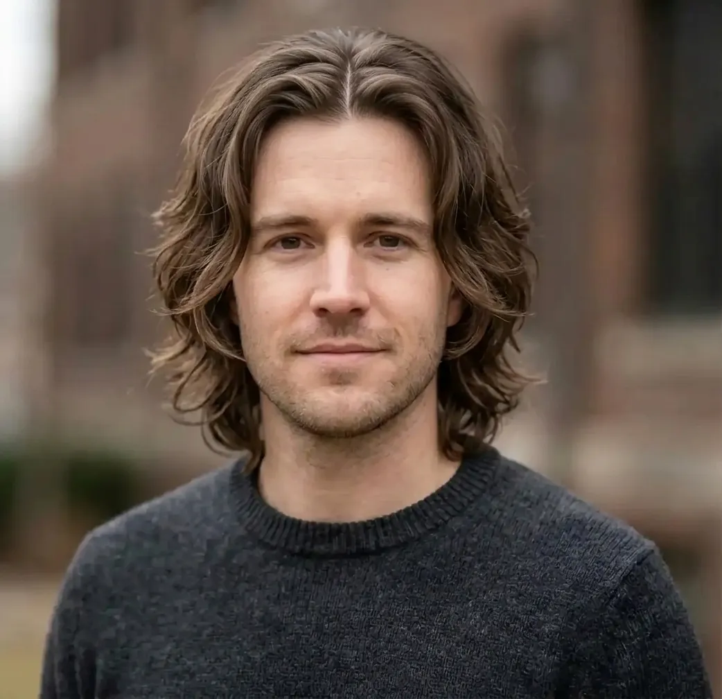 Symmetrical Beachy Waves hairstyle for Men