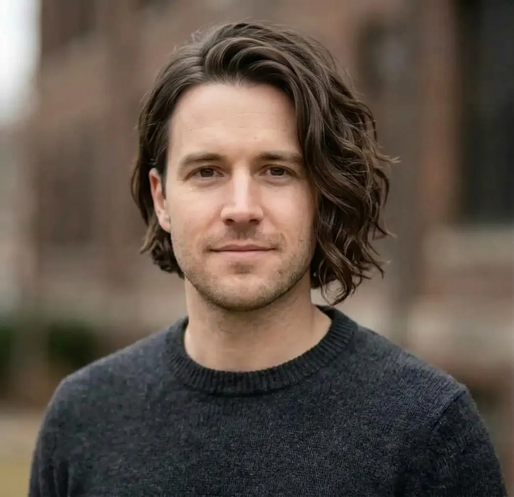 Tucked Textured Bob hairstyle for Men