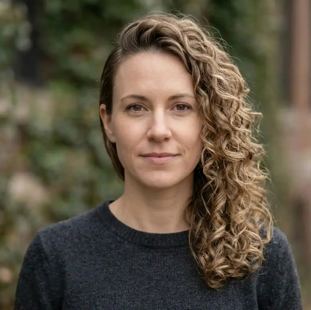 Asymmetric Curly Sweep hairstyle for Women
