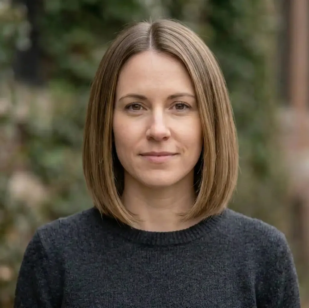 Curved Chin Bob hairstyle for Women