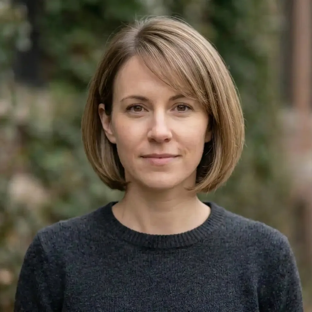 Rounded Inward Bob hairstyle for Women