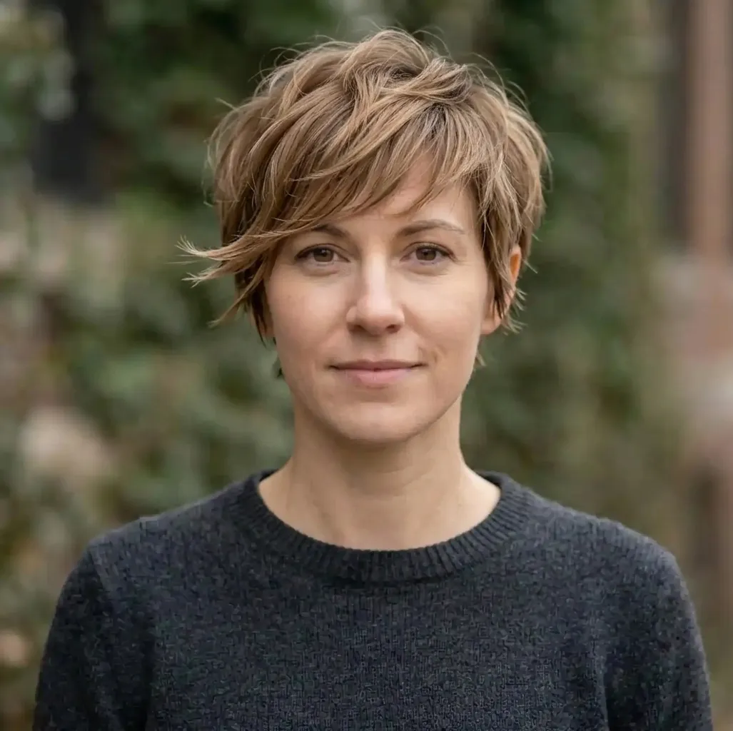 Choppy Swept Crop hairstyle for Women