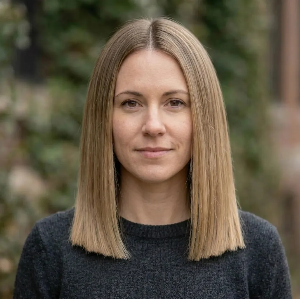 Crisp Blunt Lob hairstyle for Women