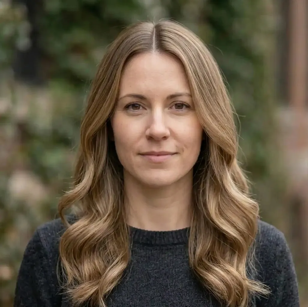 Sleek Center Waves hairstyle for Women
