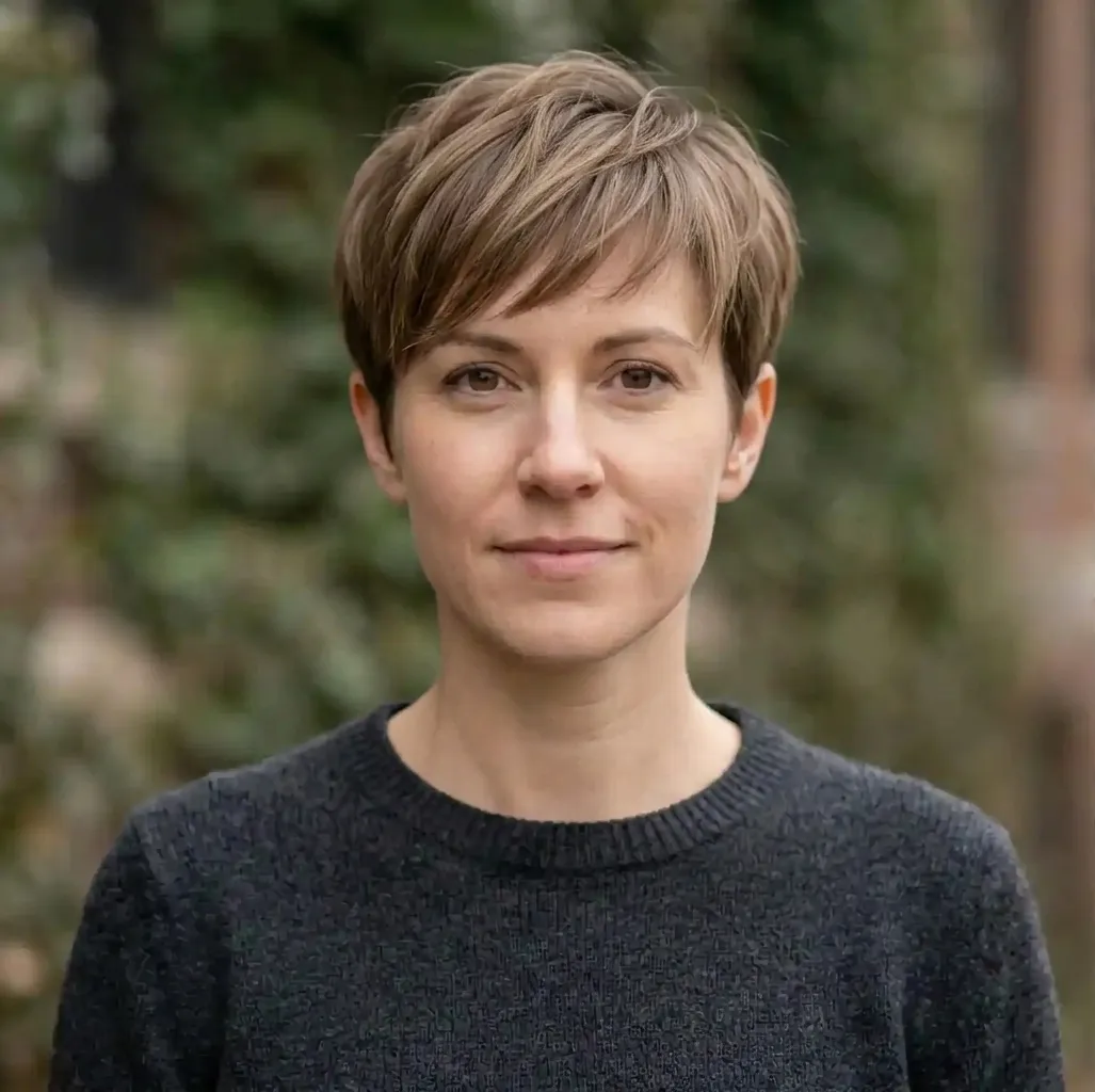 Diagonal Fringe Pixie hairstyle for Women