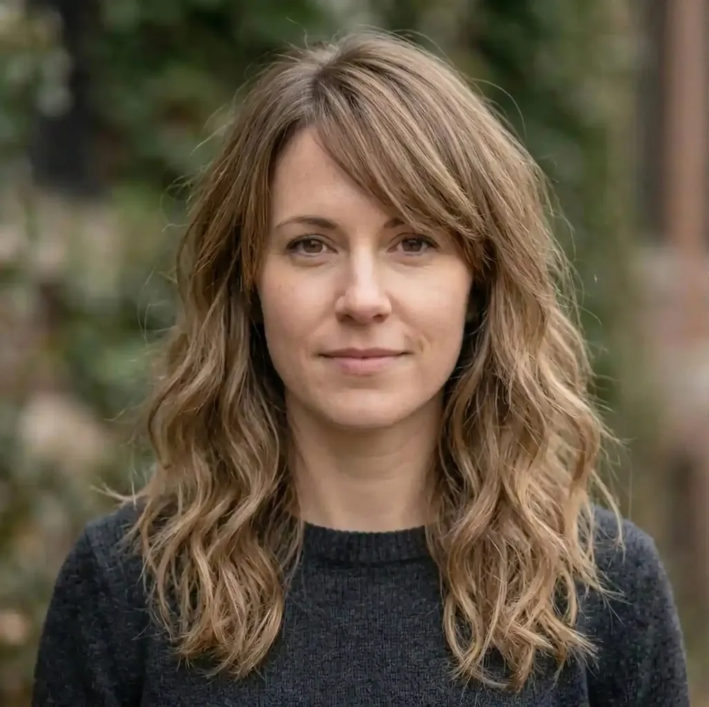 Diagonal Fringe Waves hairstyle for Women