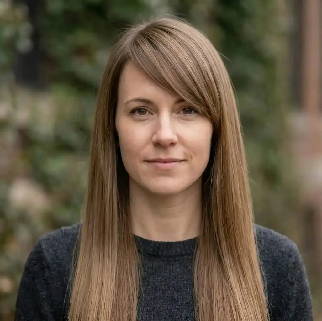 Slanted Fringe Straight hairstyle for Women