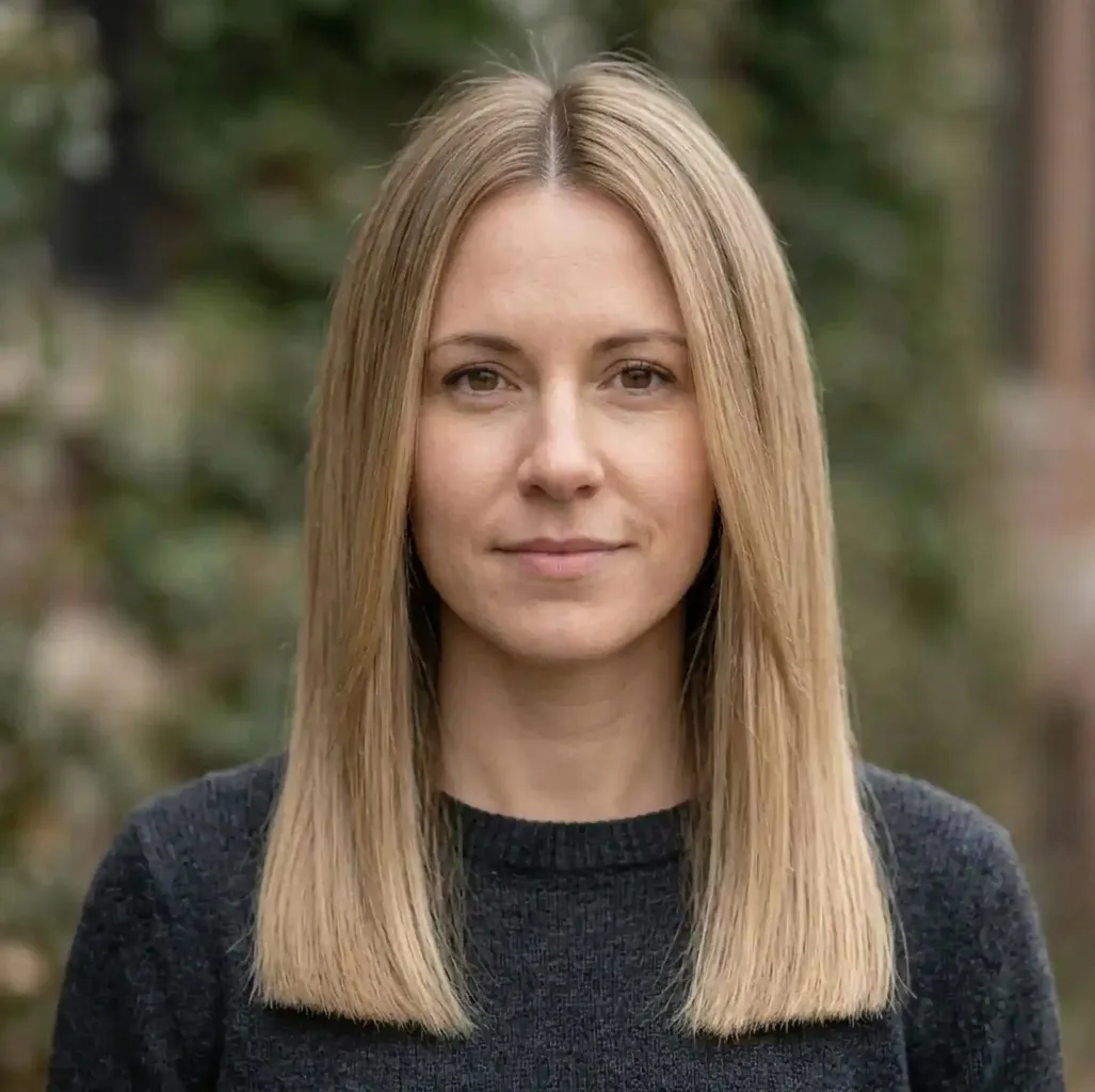 Streamlined Straight Cut hairstyle for Women