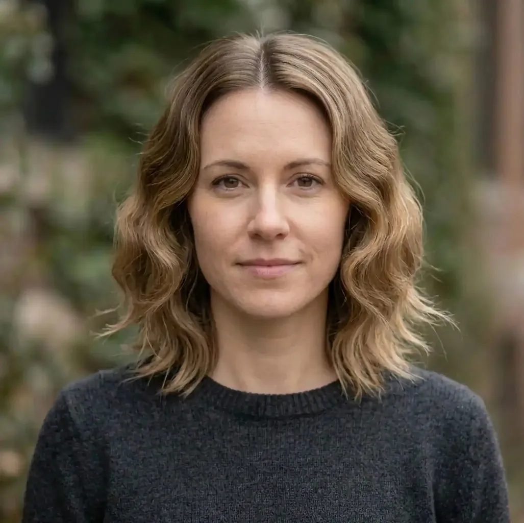Crested Wave Bob hairstyle for Women