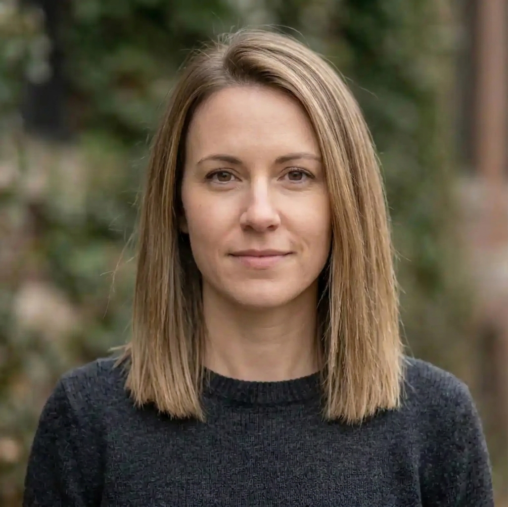 Blunt Linear Cut hairstyle for Women