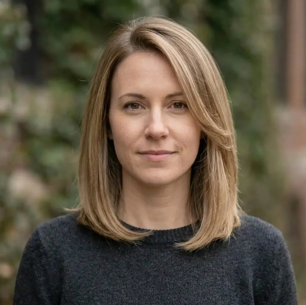 Sleek Face-Framing Lob hairstyle for Women