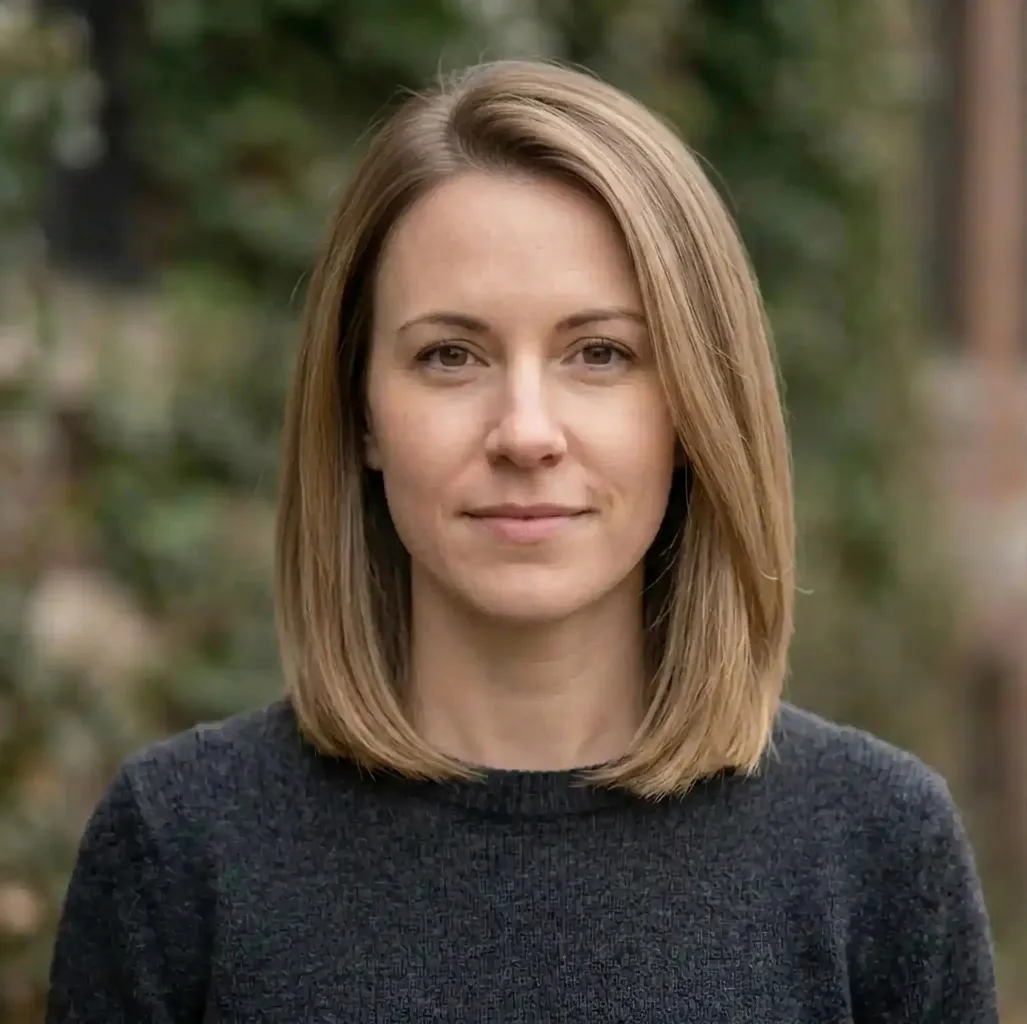 Sleek Median Bob hairstyle for Women