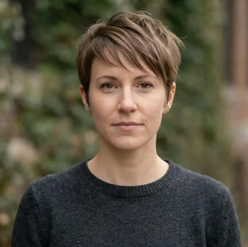 Piecey Swept Pixie hairstyle for Women