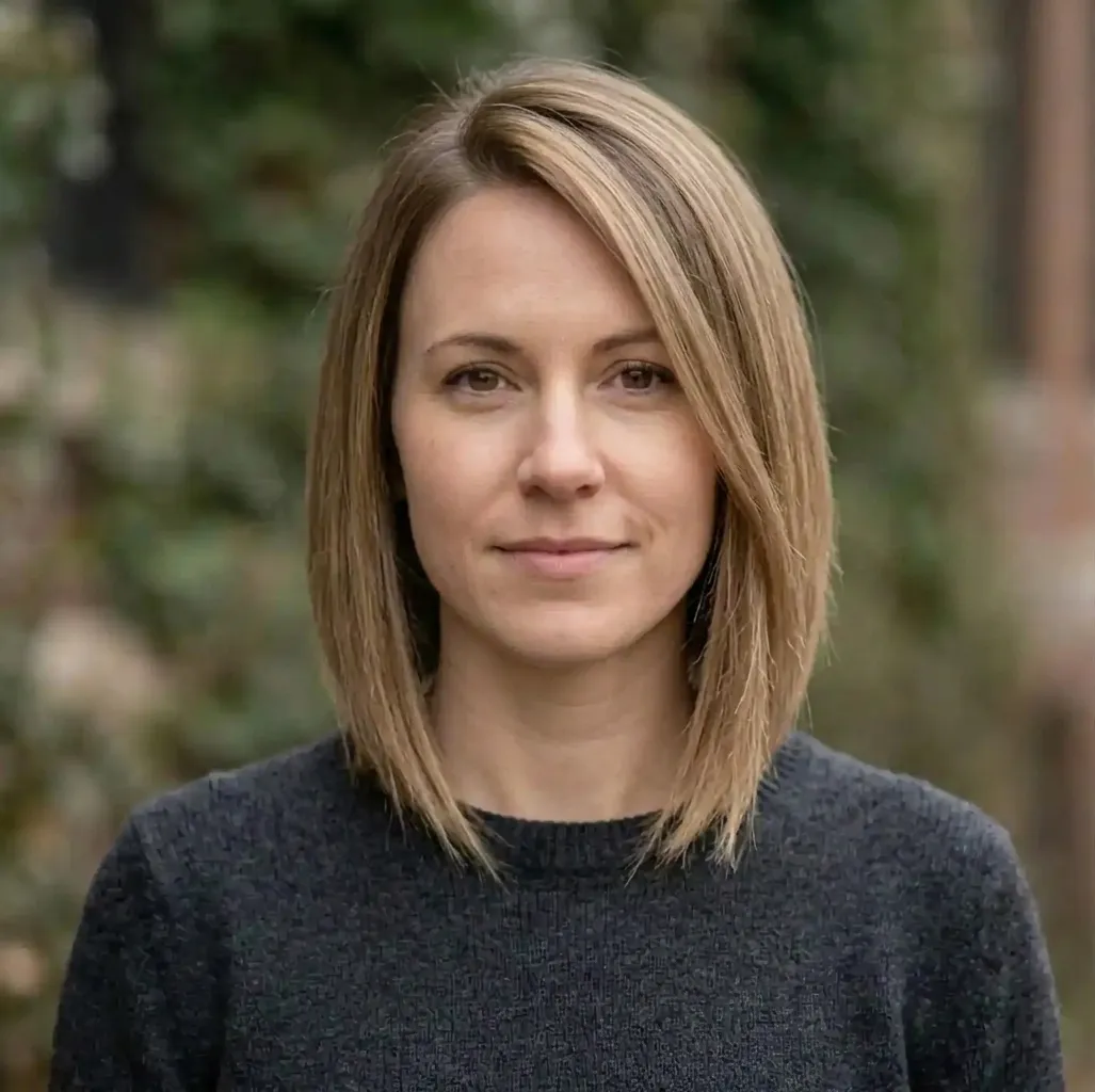 Razored Straight Bob hairstyle for Women