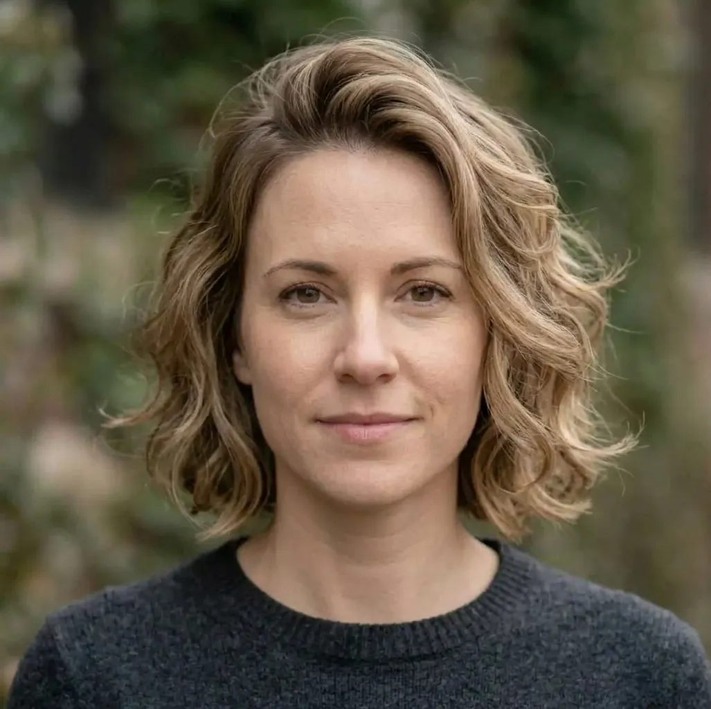 Rounded Airy Bob hairstyle for Women
