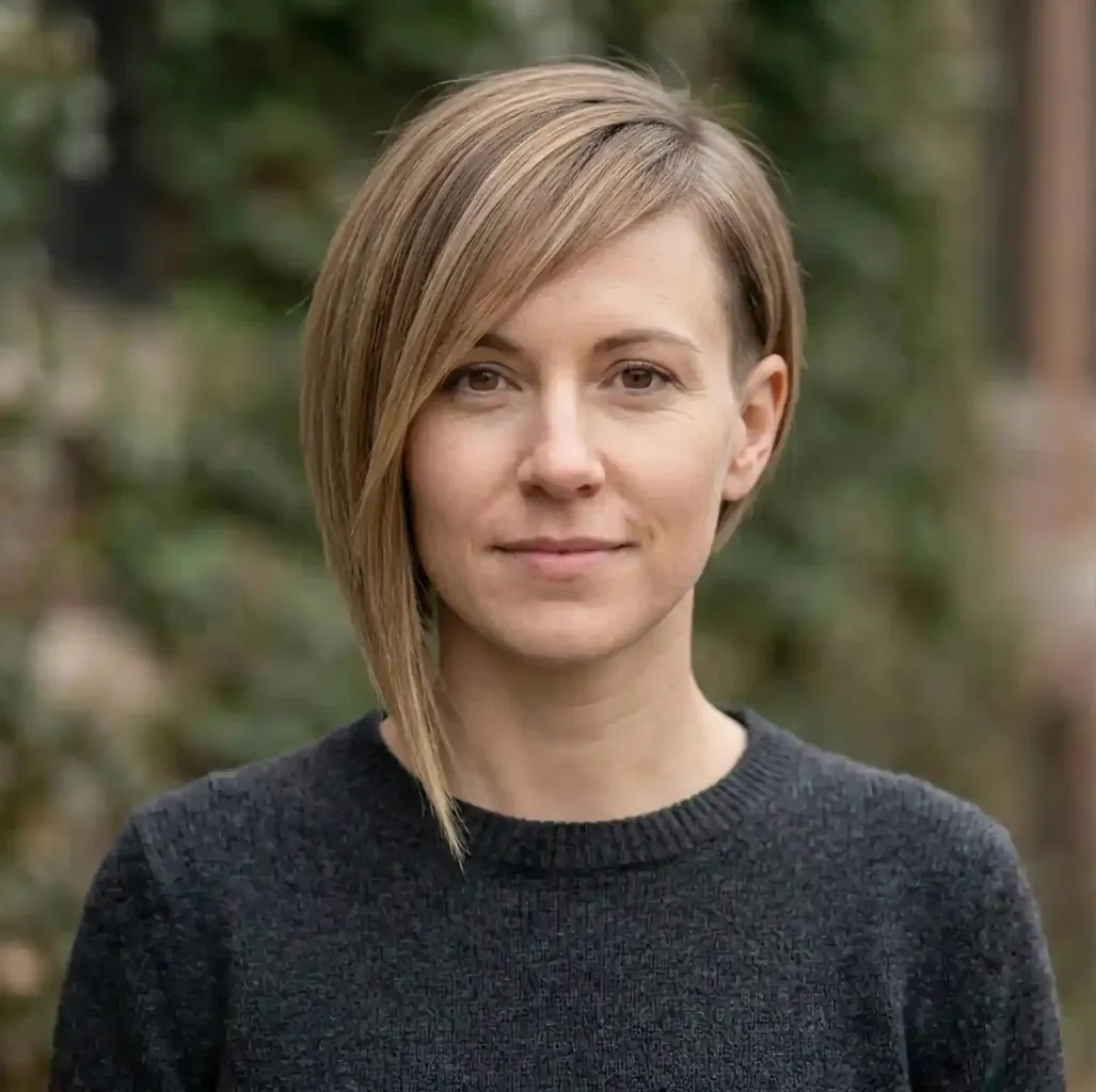 Sharp Asymmetric Crop hairstyle for Women