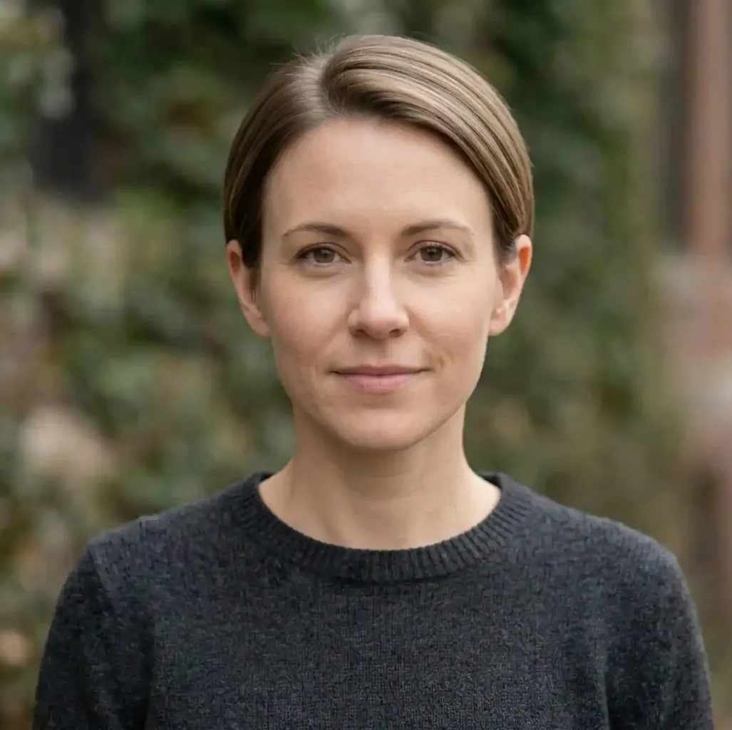 Sleek Minimalist Pixie hairstyle for Women