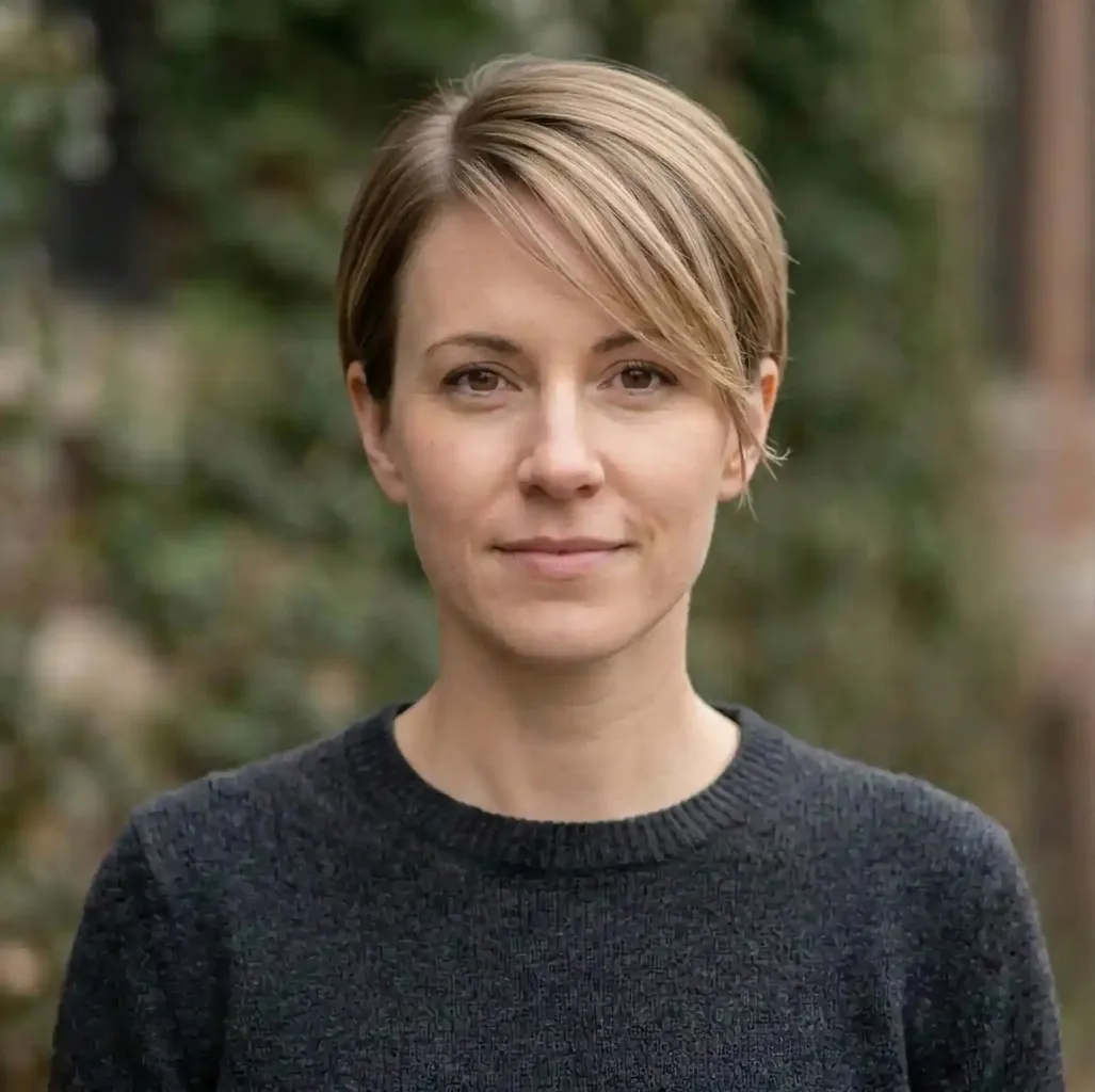Tailored Side Crop hairstyle for Women