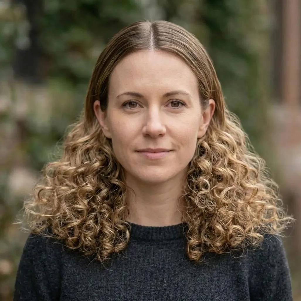 Sleek Crown Ringlets hairstyle for Women