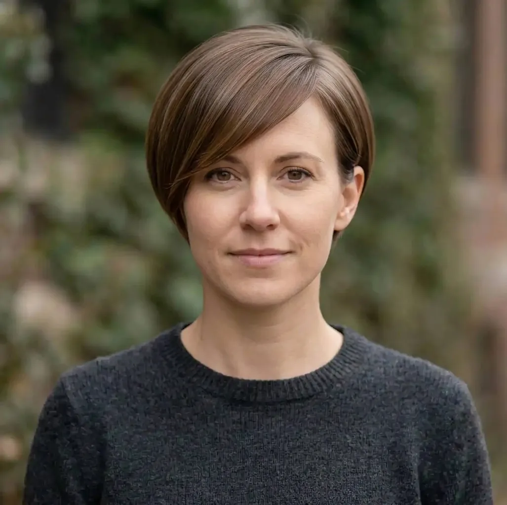 Sweeping Glossy Pixie (Women)