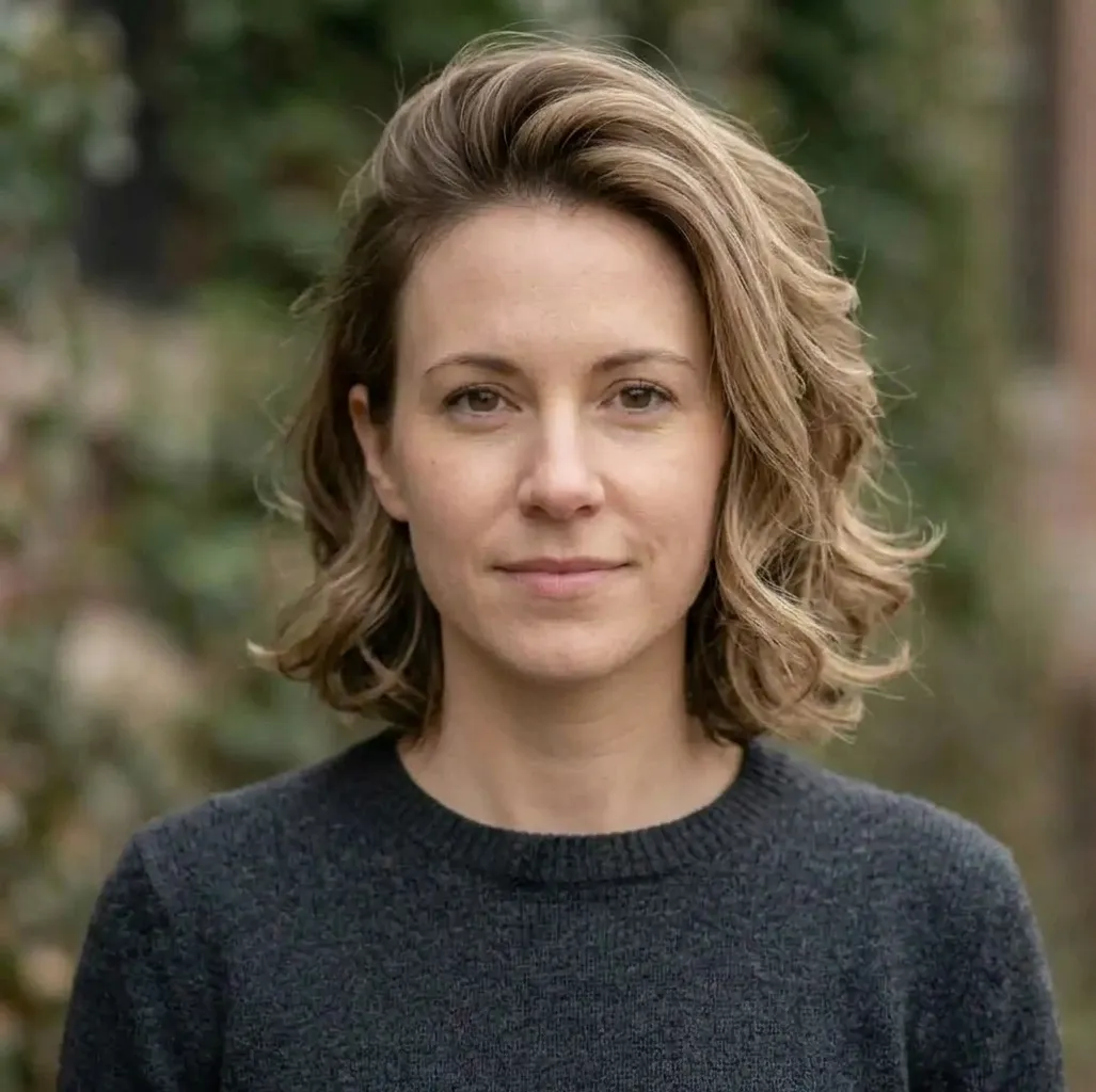 Bouncy Crown Bob hairstyle for Women
