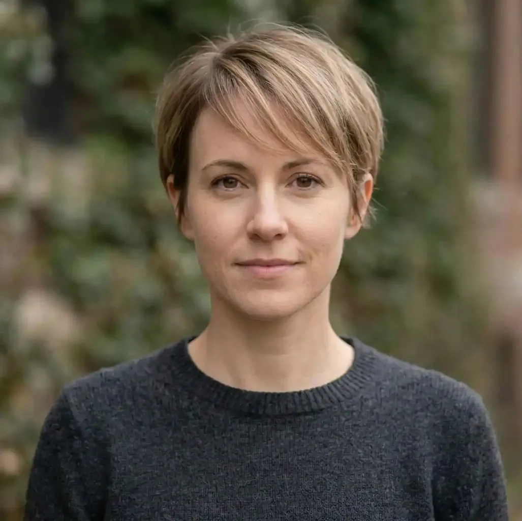 Wispy Side-Part Pixie hairstyle for Women